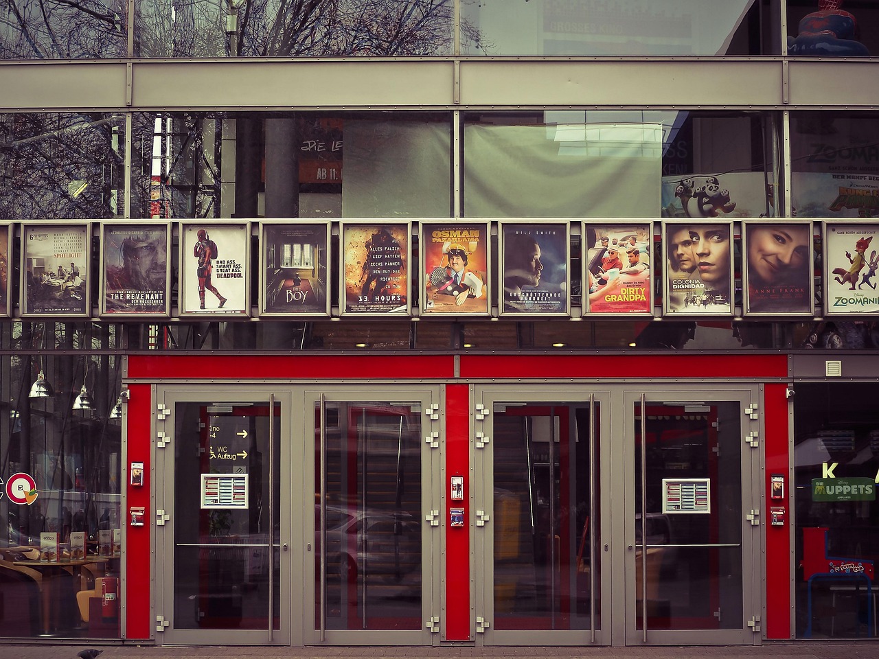 652234 movie theater 1241422